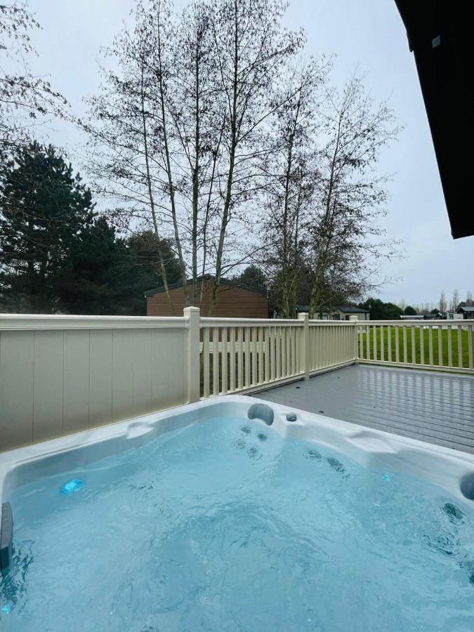 Happy Days Lodge With Hot Tub York Exterior photo