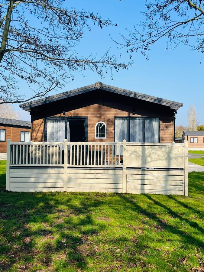 Happy Days Lodge With Hot Tub York Exterior photo